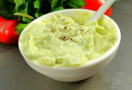 Літня заправка до салатів та мя'са: рецепт вершкового соусу із зеленню