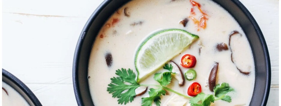 Сытно и полезно: рецепт тайского кокосового супа с лапшой и овощами