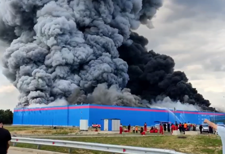 Пожар на складе Ozon в России - спасатели не могут потушить огонь, видео  - фото 1
