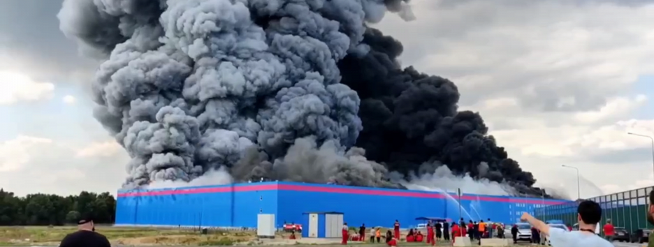 В России горит крупный склад интернет-магазина Ozon (видео)