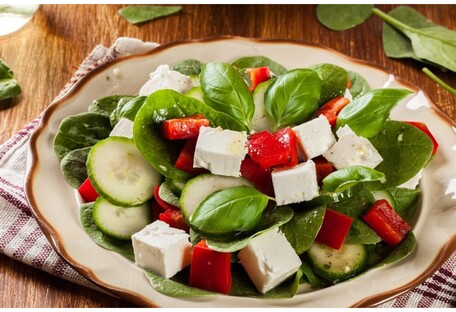 Доповнить гарнір: рецепт гострого салату з квасолею та бринзою