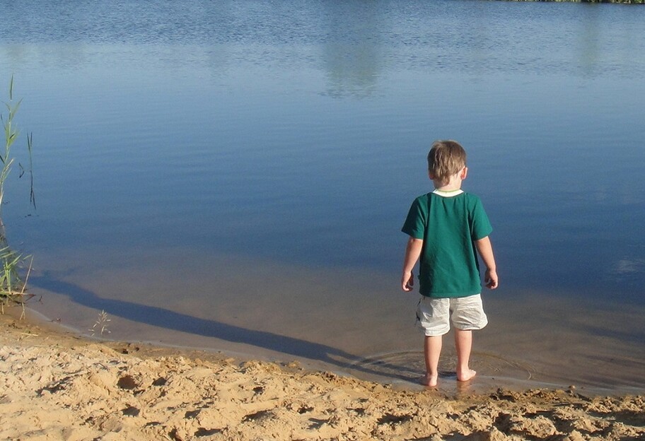 Правила безопасности на водоеме - как защитить ребенка от травмы - фото 1