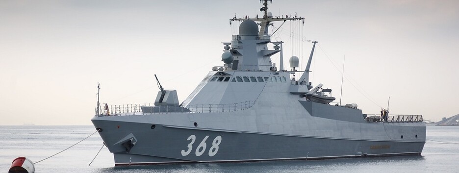 Під Севастополем задимився російський корабель: що могло статися (відео)