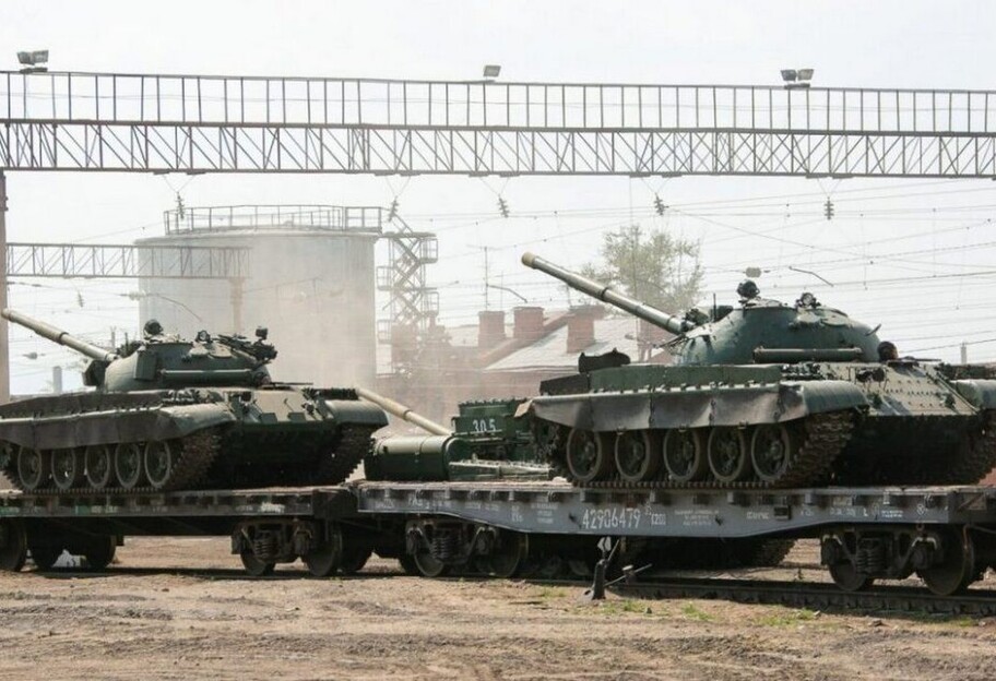 Российские танки Т-62 едут в Украину - Россия стягивает устаревшую технику, видео - фото 1