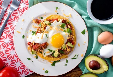 Мексиканський сніданок: готуємо яєчню з томатною сальсою