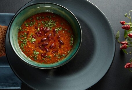 Сытный и ароматный обед: рецепт супа с колбасой и фасолью 