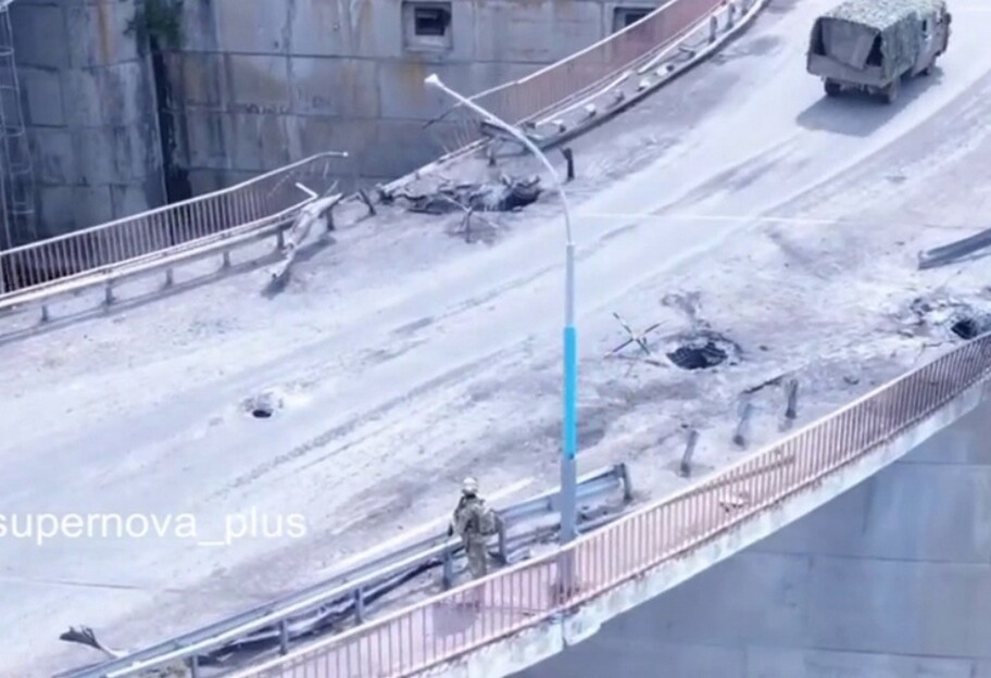 Удар ВСУ по мосту Каховской ГЭС - в сети показали повреждения, видео  - фото 1