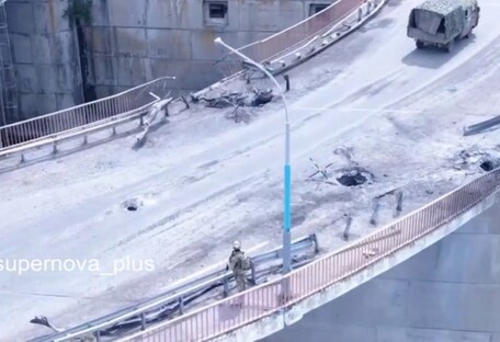 Как выглядит мост через Каховскую ГЭС: первые кадры с места удара ВСУ (видео) 