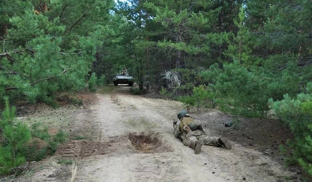 Бойцов подразделений ТРО обкатывают танками и учат тактической медицине (фото) фото