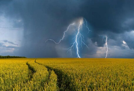 Грози, град та шквали: у 9 областях України оголошено штормове попередження