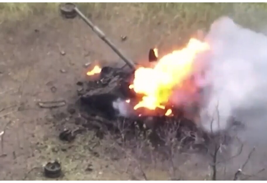Розбита техніка росіян – прикордонники знищили танк окупантів - фото 1