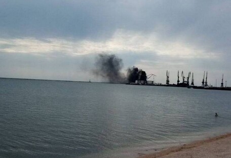 В порту оккупированного Бердянска сильный пожар (фото)