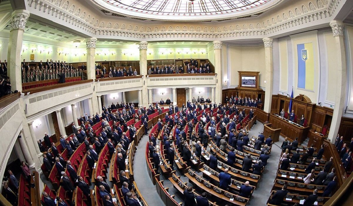 В Украине продлили военное положение и всеобщую мобилизацию фото