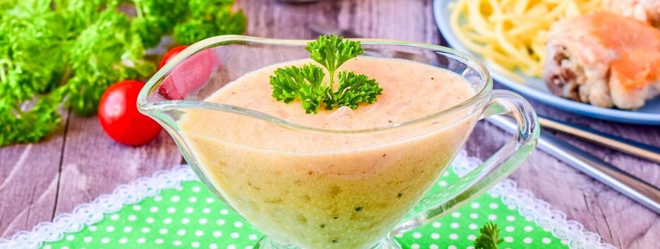 К мясу и гарниру: готовим сливочную луковую подливу