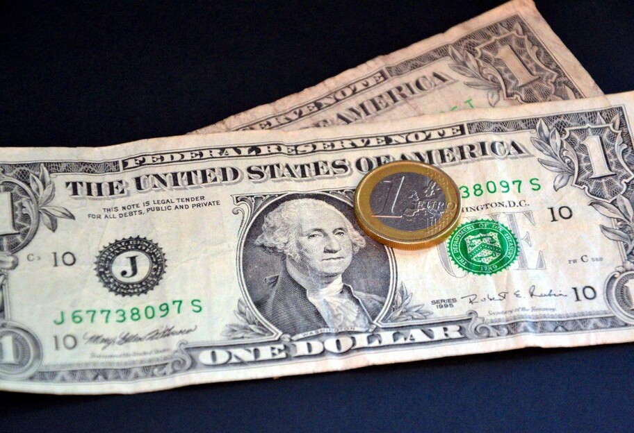 Курс доллара 15 августа упал - валюта стоит 39,90 гривен  - фото 1