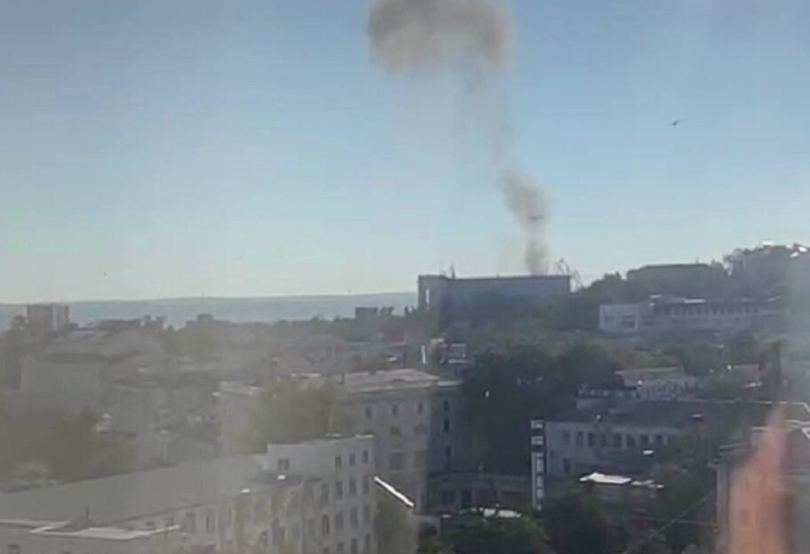 Взрывы в Севастополе - на крышу штаба ЧФ РФ упал беспилотник - видео - фото 1