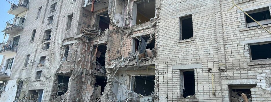 РФ вдарила по багатоповерхівці у Вознесенську: 7 поранених, серед них діти (фото)