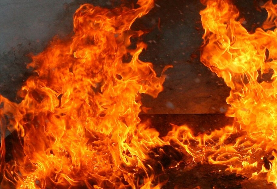 Пожар в Донецке - горит база банды Пятнашка  - фото 1