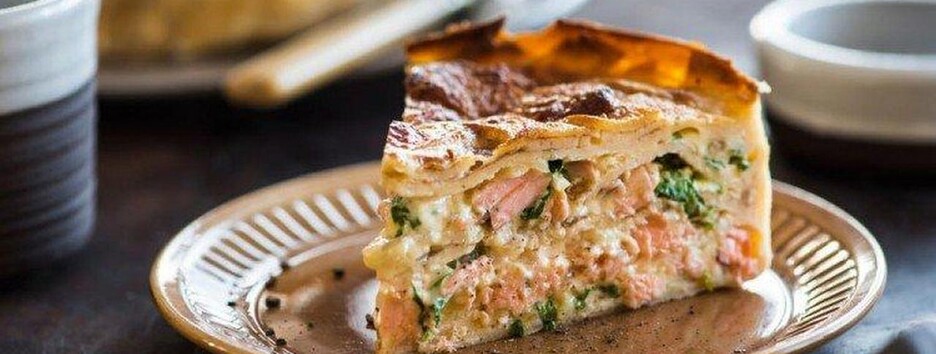 Рецепт ароматного рыбного пирога из слоеного теста для праздника 