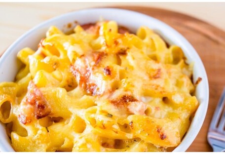 Аппетитно и бюджетно: рецепт макарон с сыром и помидорами в духовке
