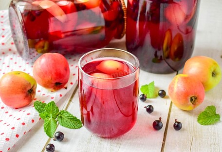 Витамины в банке: рецепт ягодного компота с яблоками (фото)