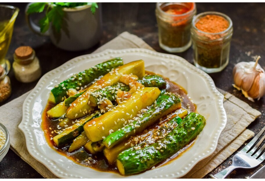Салат с жареными огурцами и фетой - как приготовить блюдо, пошаговый рецепт - фото 1