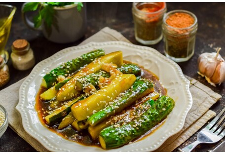 Ароматний смак: рецепт салату зі смаженими огірками та сиром фета
