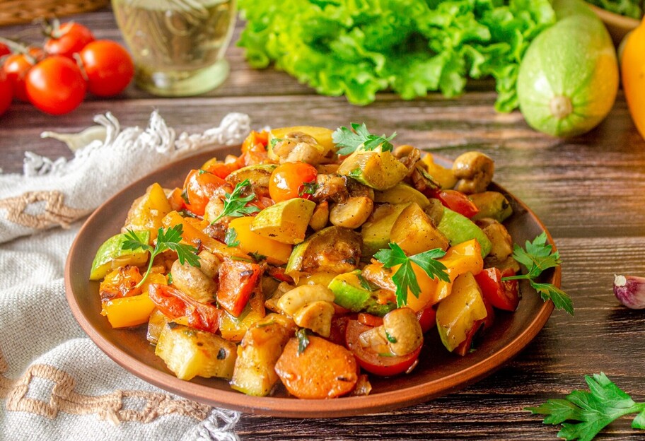 Рагу з картоплею - готуємо овочі у пательні - рецепт - фото 1