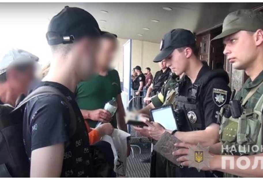 На киевскому вокзале мужчина пытался пронести гранату под футболкой - фото - фото 1