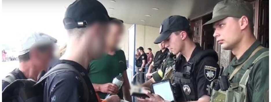 Примотал гранату к телу: на киевском вокзале задержали злоумышленника (фото)