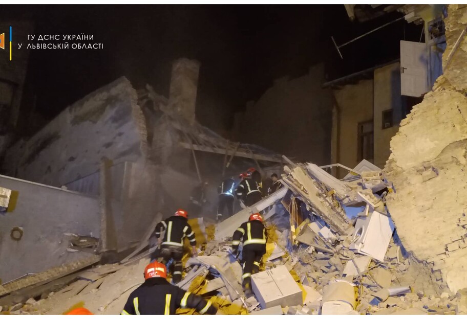 Обрушение дома во Львове 26 августа - спасатели эвакуировали 12 человек, фото - фото 1