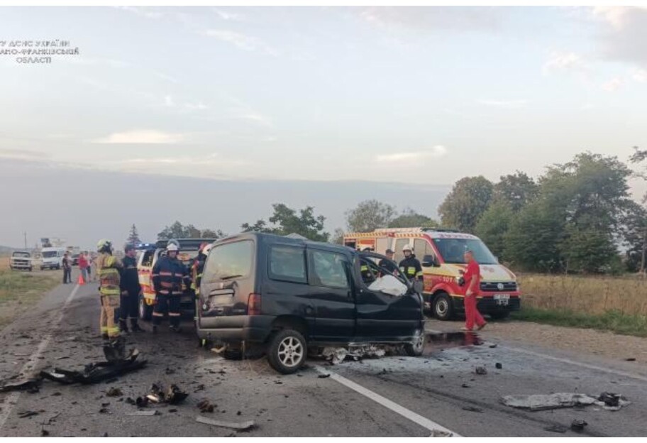 ДТП на Івано-Франківщині - постраждали 16 пасажирів, одна людина загинула, фото - фото 1