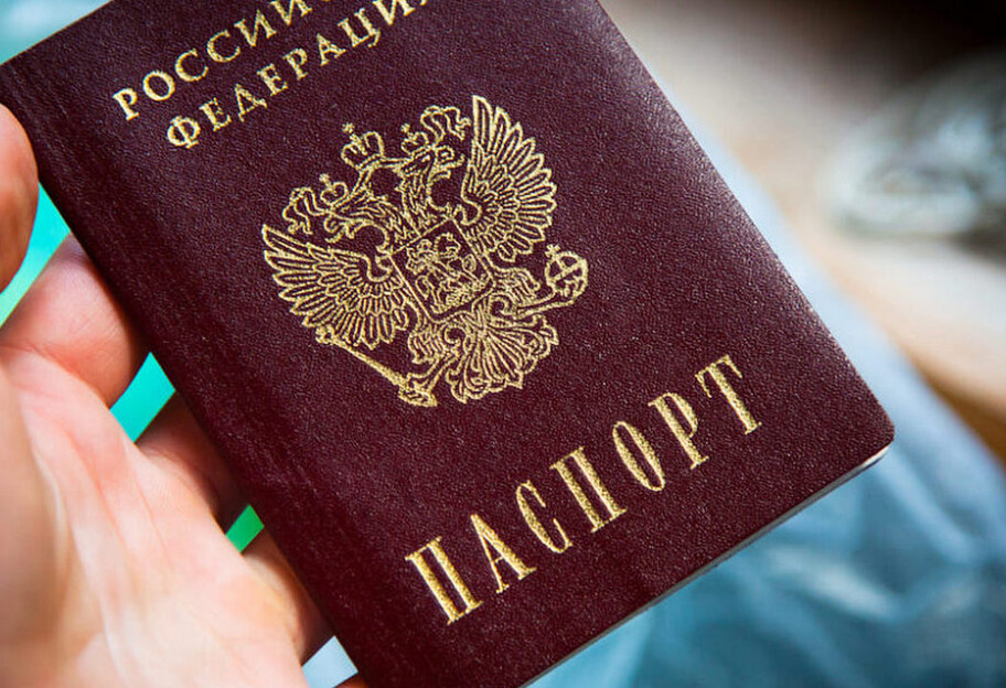 В Бердянске раздают паспорта России - жители отказываются от оформления  - фото 1