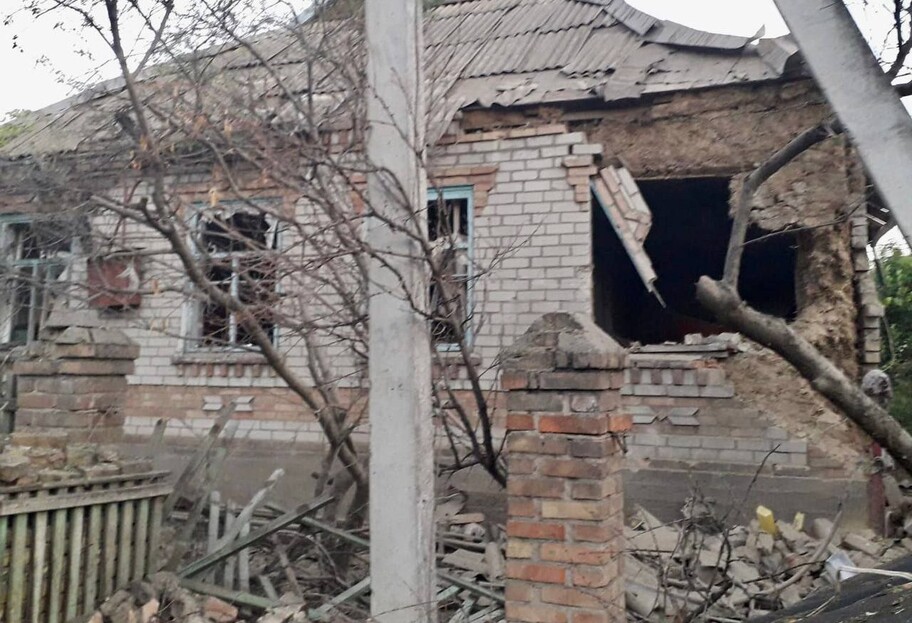 Обстрел Никополя 30 августа - ранена женщина, разрушены дома  - фото 1