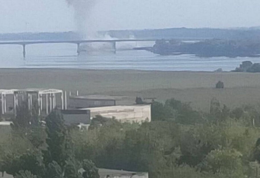 Удар по Антоновскому мосту - в сети показали момент прилета, видео  - фото 1