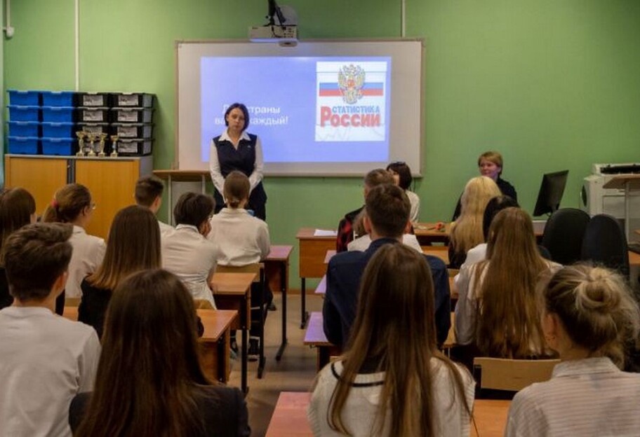 Вчителі в окупації співпрацюють із росіянами - їх засудять в Україні - фото 1