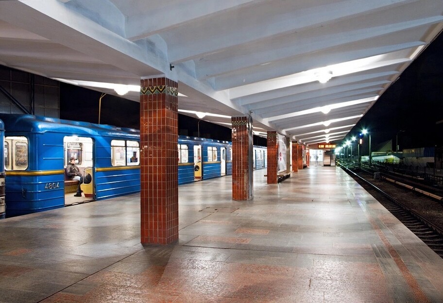 У Києві пасажир потрапив під поїзд метро - графік руху змінили - фото 1