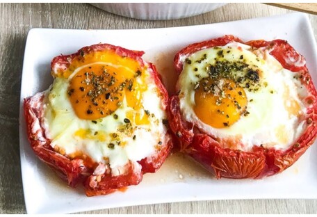 Для бодрого утра: рецепт яичницы в помидорах на завтрак