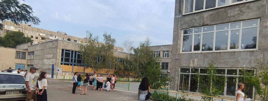 Разбитые школы и нет детей: как прошло 1 сентября в Мариуполе (фото)