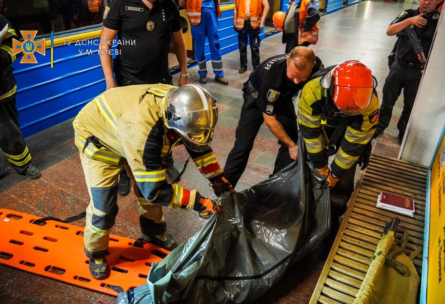 У метро Києва загинув пасажир – потрапив під потяг, фото-відео - фото 1