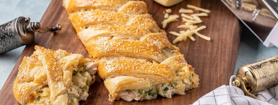 Отмечаем 1 сентября: рецепт праздничного пирога с курицей