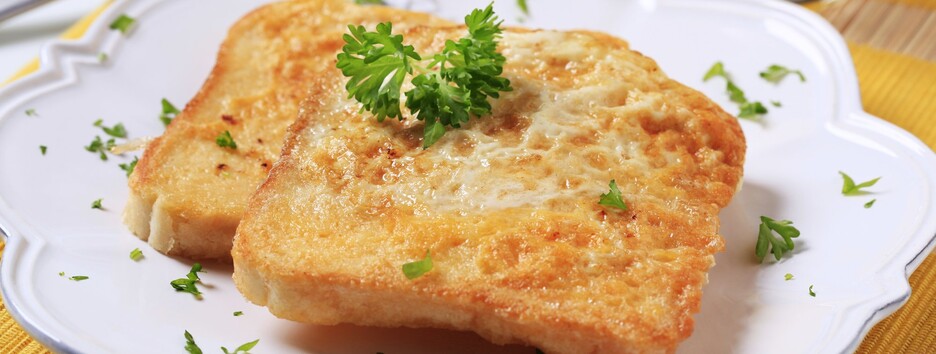 Очень быстрый завтрак: рецепт тостов в яйце 