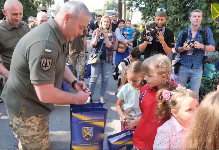 Командование объединенных сил ВСУ помогает детям - Сергей Наев вручил подарки, видео  - фото 1