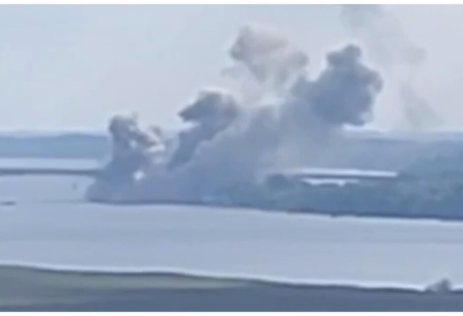 Удар по Антонівському мосту 4 вересня - місцеві повідомляють про вибухи - фото 1