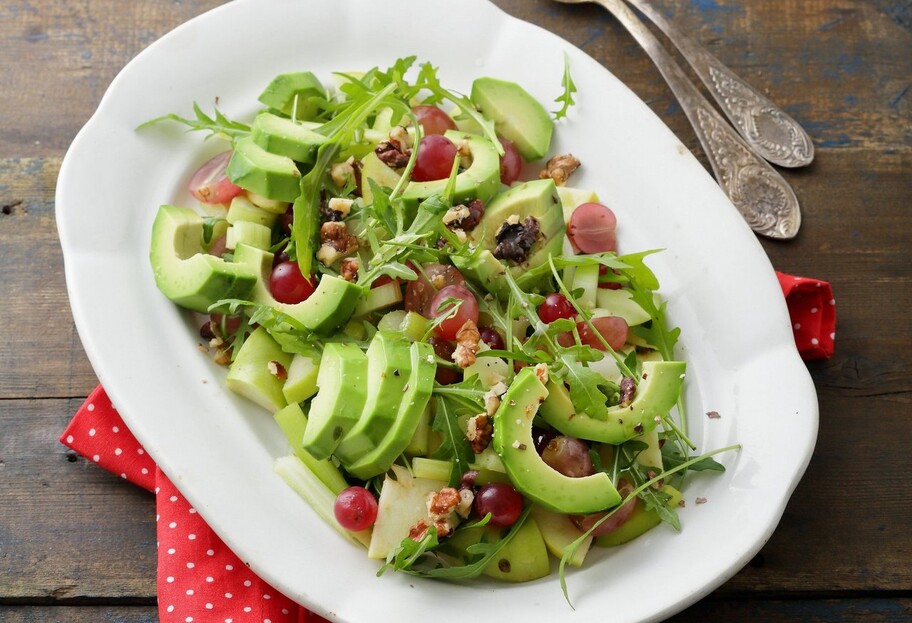 Салат з авокадо виноградом та горіхами - покроковий рецепт - фото 1