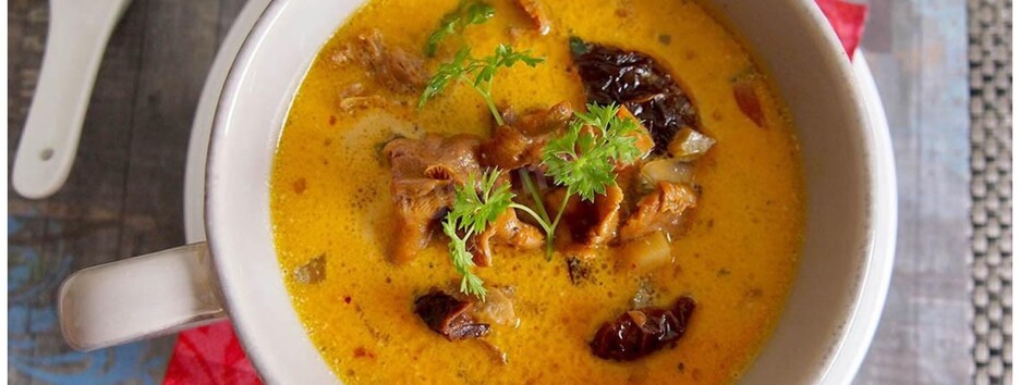 Согреет в осенний вечер: пошаговый рецепт супа с лисичками