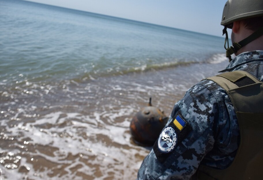 Мина на пляже - в Одессе на берег вынесло вражеский снаряд - фото 1