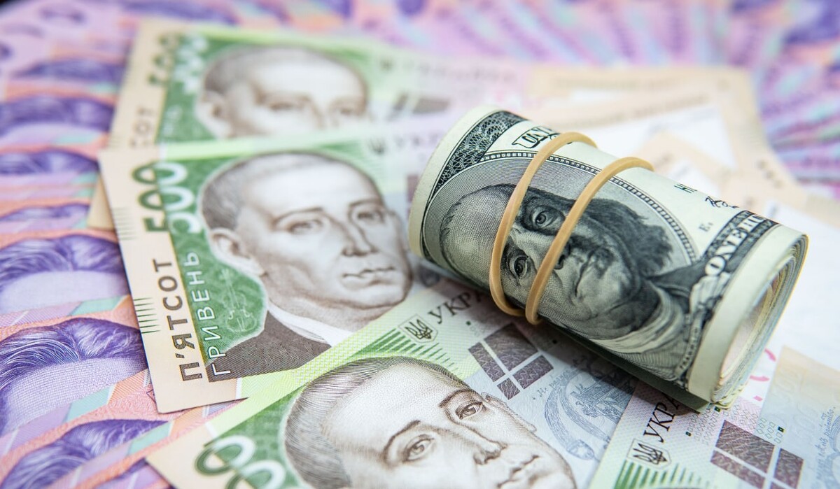 Теория заговора и доллары под матрацом: как закончилась финансовая неделя для Украины
