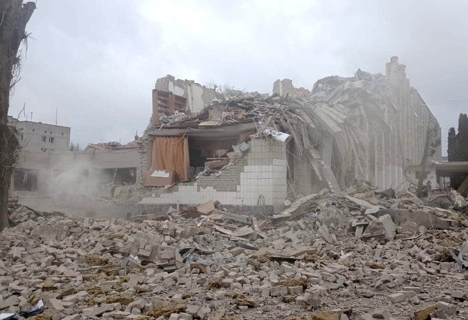 По Сумской области Россия нанесла авиаудар - разрушена больница - фото 1
