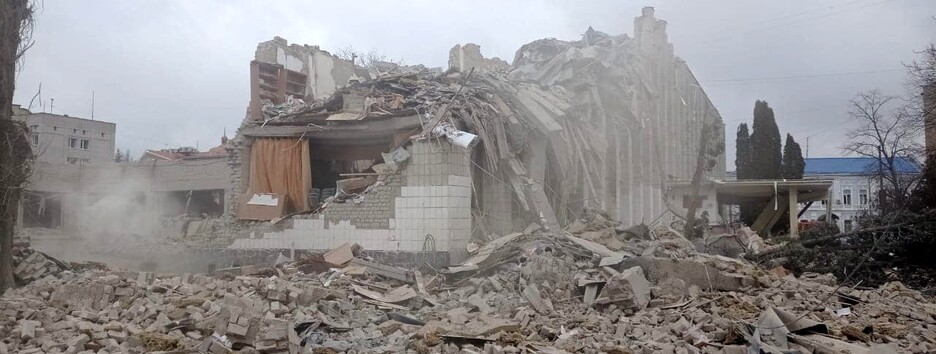 Росіяни вдарили по лікарні на Сумщині: є постраждалі (фото)